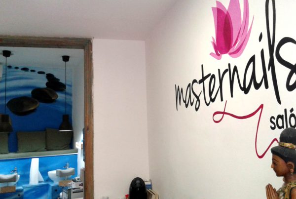 Rotulación del logotipo en pared pintado a mano