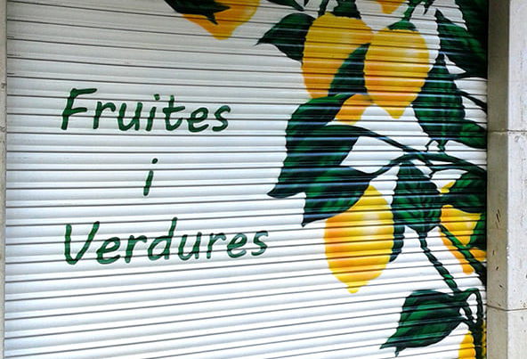 Graffiti en persiana de frutería