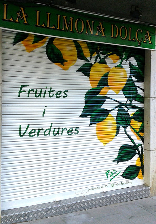 Graffiti en persiana de frutería