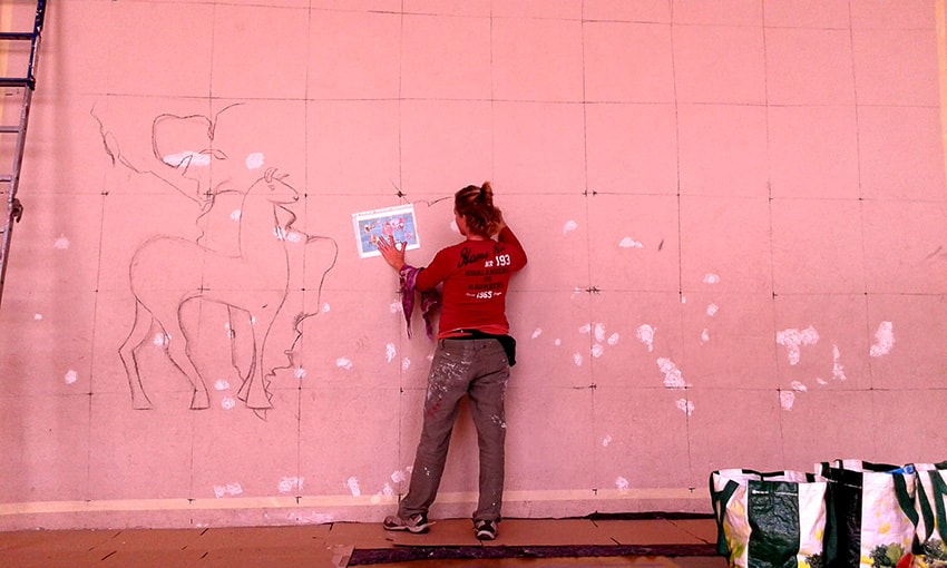 Pintura Mural con cuadrícula de Mapamundi en Escuela